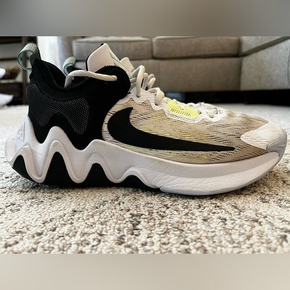 Nike Charles and Veronica Shoes - Picture 3 of 9